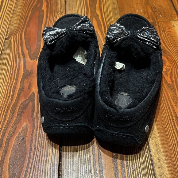 Ugg slippers w/bow - Picture 3 of 3